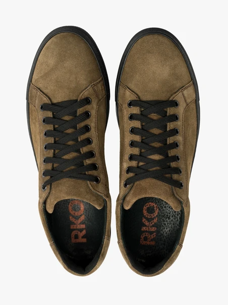 Olive Turnschuhe auf schwarzem Grund