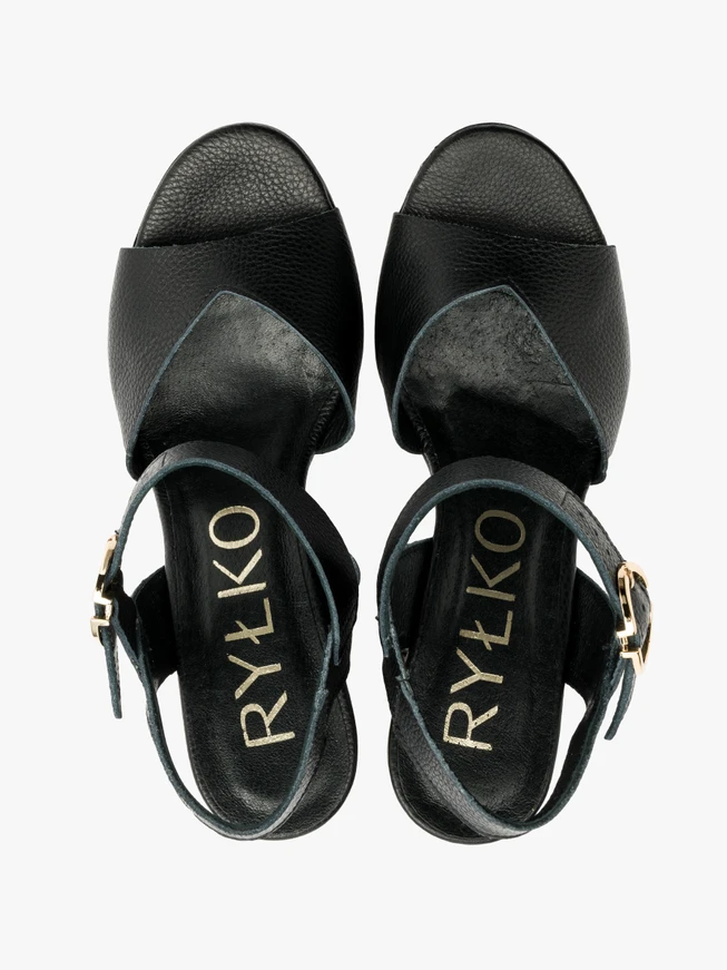 Schwarze Sandalen mit Holzpfosten