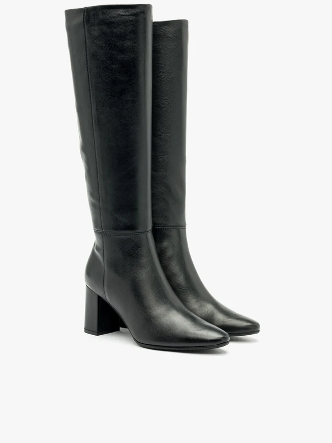Schwarze hochhackige Stiefel