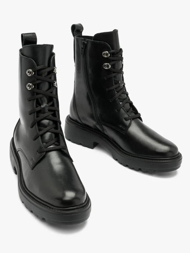 Schwarze Baggy-Stiefel