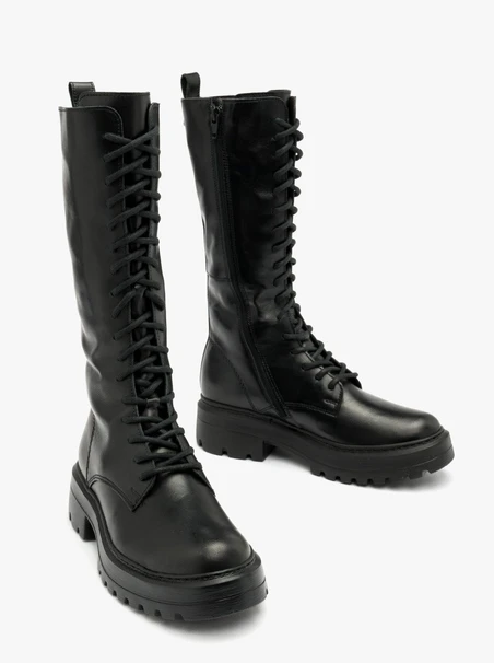 Hohe schwarze Stiefel, isoliert mit natürlichem Schafsfell