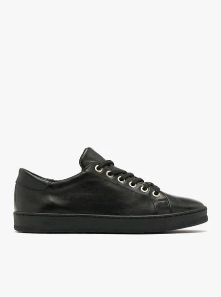 Schwarze halbe Sportschuhe