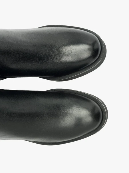Schwarze Stiefel mit festem Boden