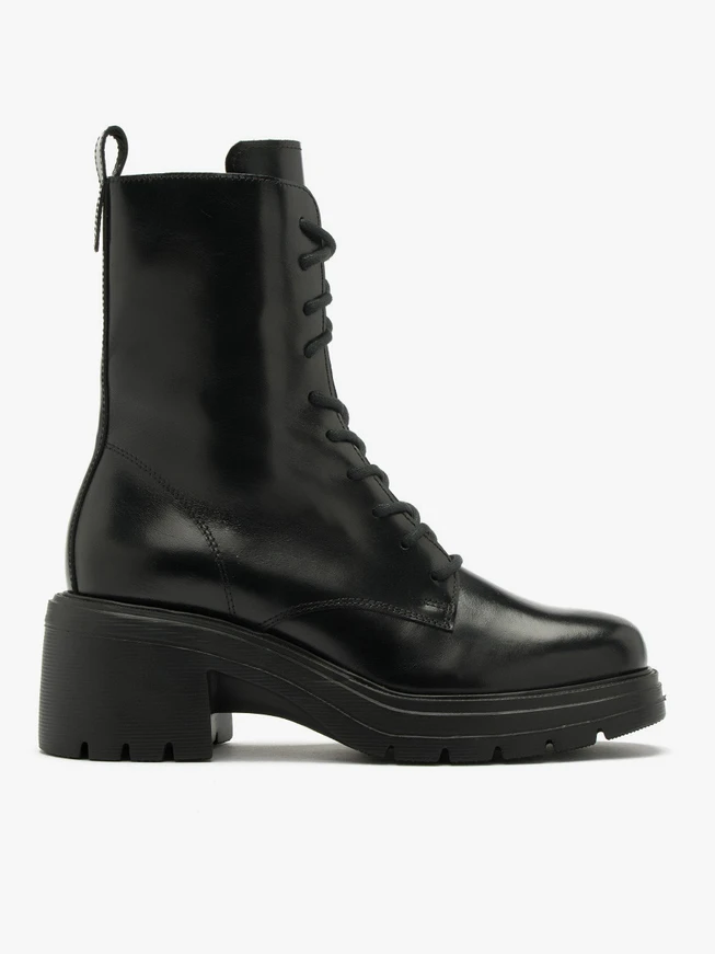 Schwarze isolierte Stiefel mit festem Boden