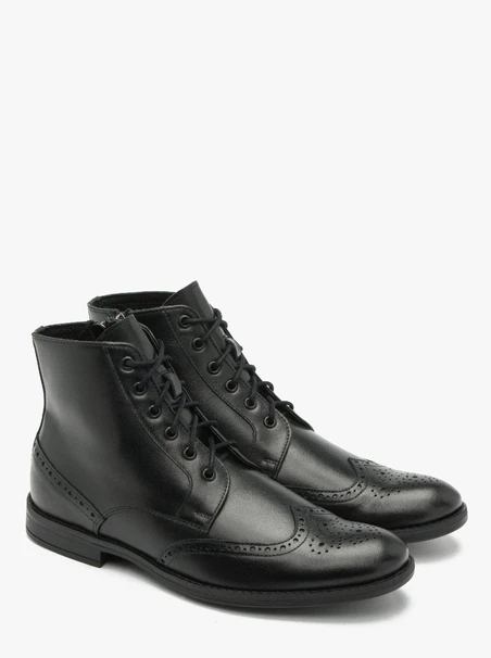 Schwarze Stiefel mit dekorativen Perforationen auf dem Schaft