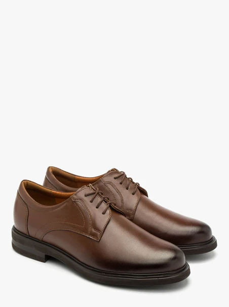 Braune Halbschuhe auf hellem Grund
