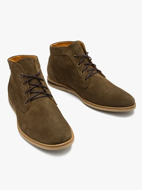Olivefarbene Herrenstiefel mit leichter Sohle