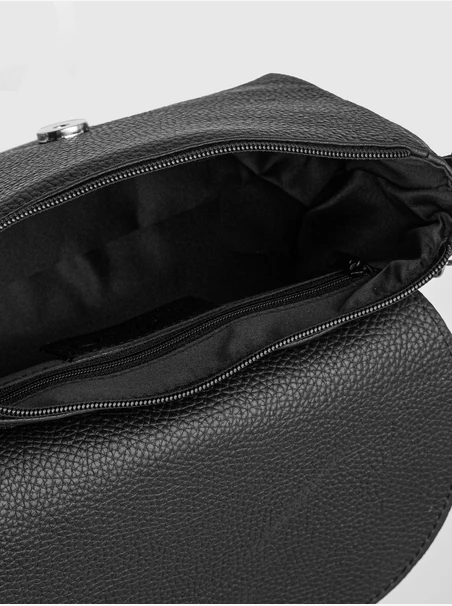 Schwarze Handtasche mit Kette