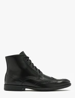 Schwarze Stiefel mit dekorativen Perforationen auf dem Schaft