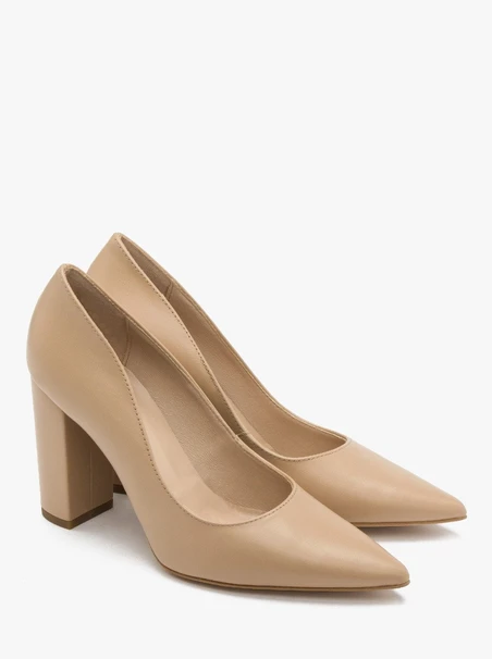 Beigefarbene hohe Stiletto-Pumps