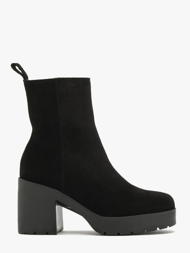 Schwarze Stiefel mit massivem Absatz, isoliert mit natürlichem Schafsfell