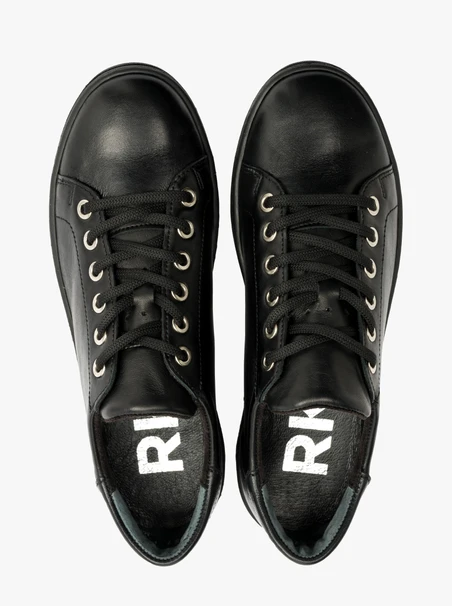 Schwarze halbe Sportschuhe