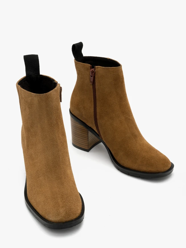 Rote Veloursstiefel