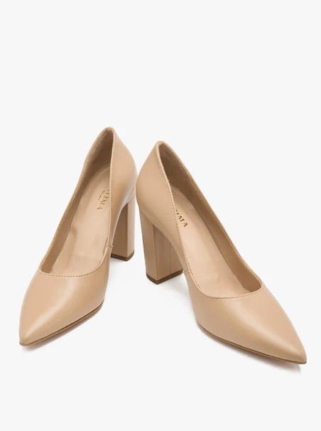 Beigefarbene hohe Stiletto-Pumps