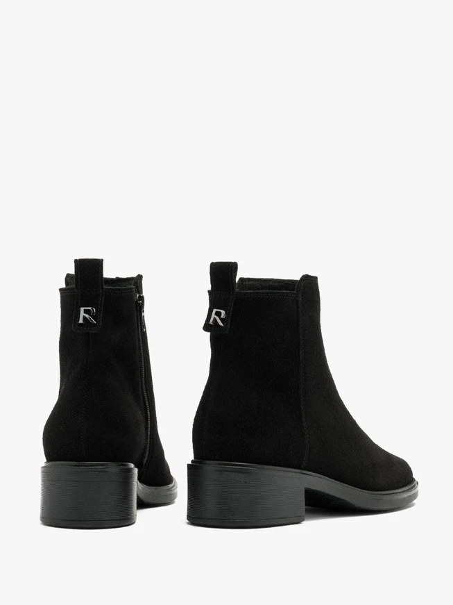 Schwarze Veloursstiefel