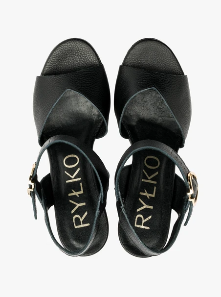 Schwarze Sandalen mit Holzpfosten
