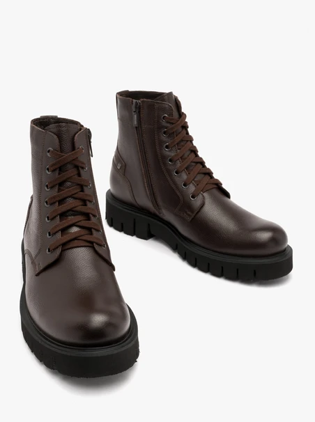 Braune Herrenstiefel mit leichtem Boden, isoliert mit natürlichem Schafsfell