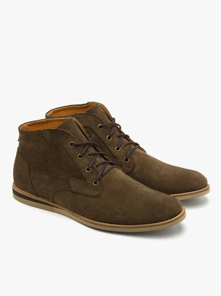 Olivefarbene Herrenstiefel mit leichter Sohle