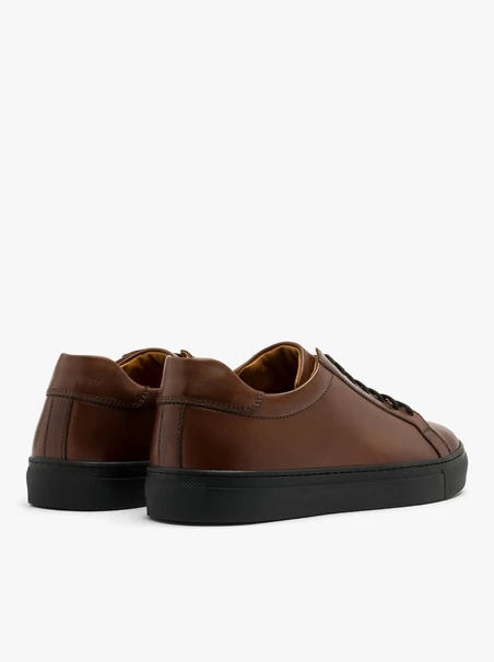 Braune halbe Sportschuhe