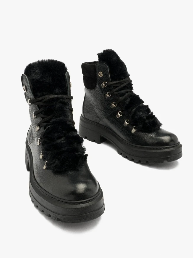 Schwarze isolierte Stiefel