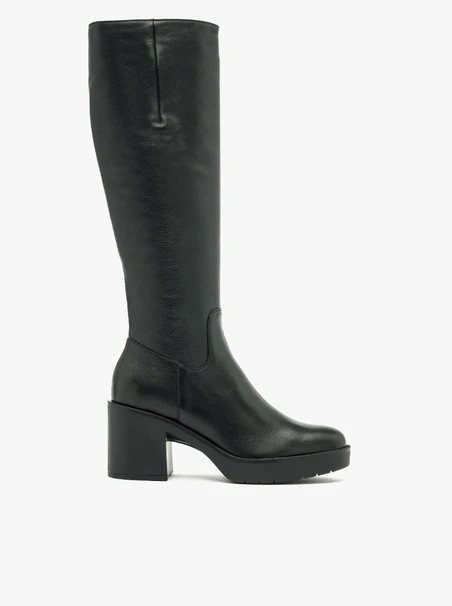 Schwarze Stiefel mit festem Boden