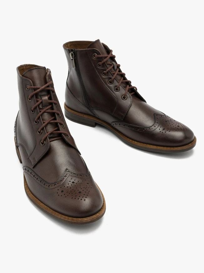 Braune Stiefel mit dekorativen Perforationen auf dem Schaft