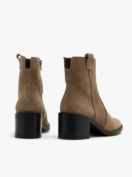 Stiefel mit Sandabsatz