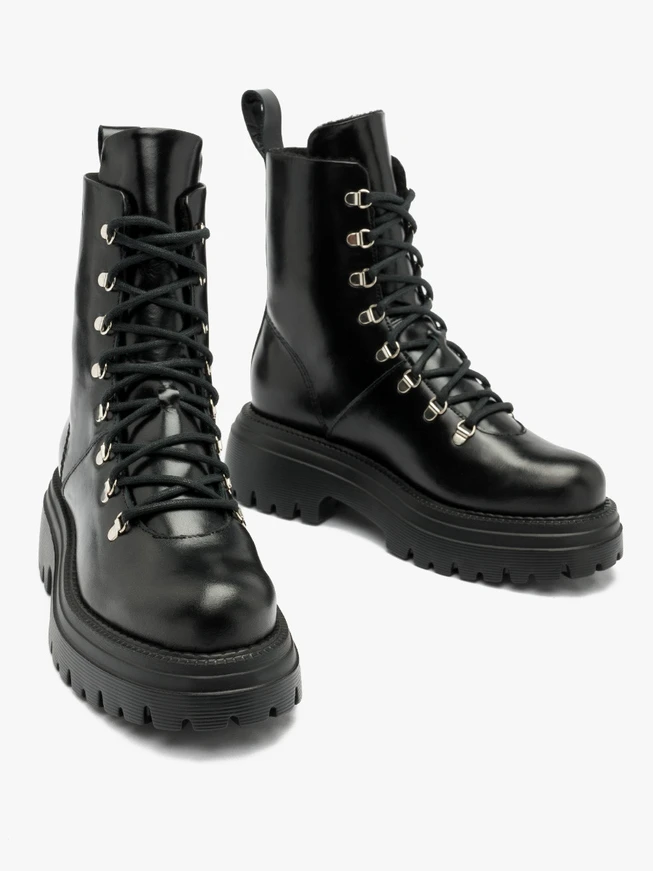 Schwarze isolierte Damenstiefel mit dicker Sohle aus natürlichem Schafsfell