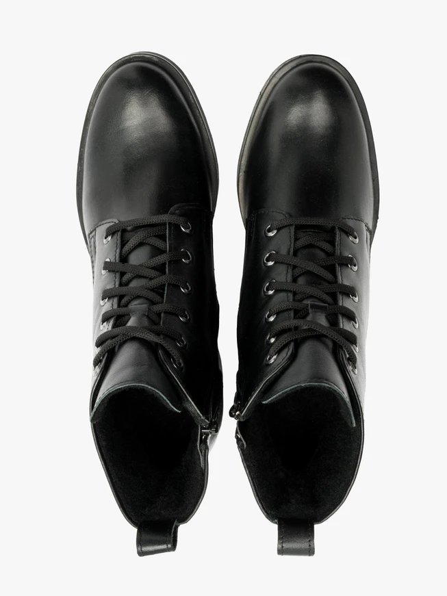 Schwarze Damenstiefel mit festem Boden
