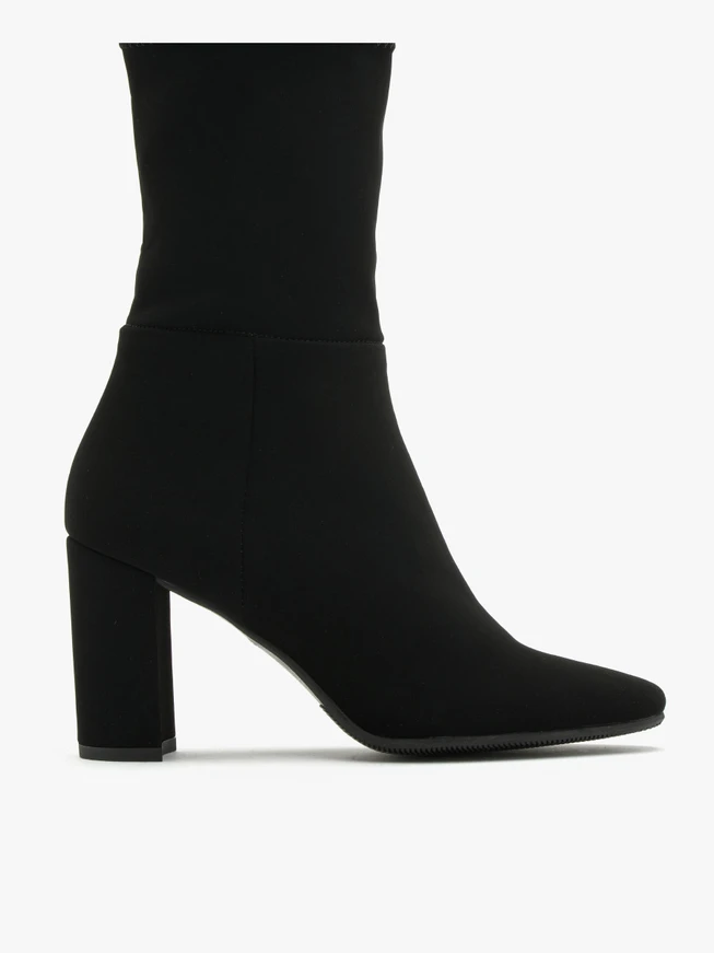 Schwarze hohe Stöckelschuhe mit Gummizug
