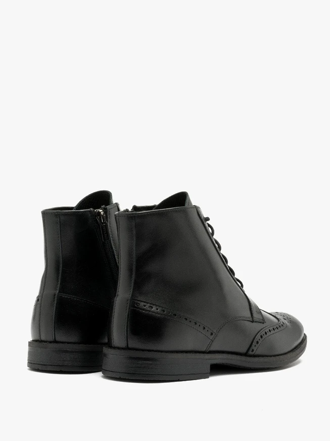 Schwarze Stiefel mit dekorativen Perforationen auf dem Schaft