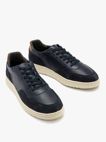 Marineblaue Sportschuhe