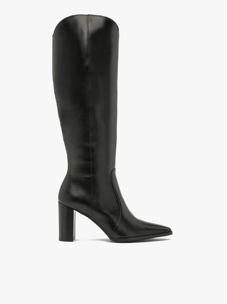 Schwarze Stiefel mit dekorativem Schaft