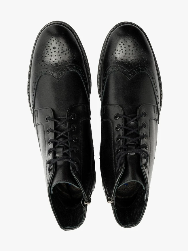 Schwarze Stiefel mit dekorativen Perforationen auf dem Schaft