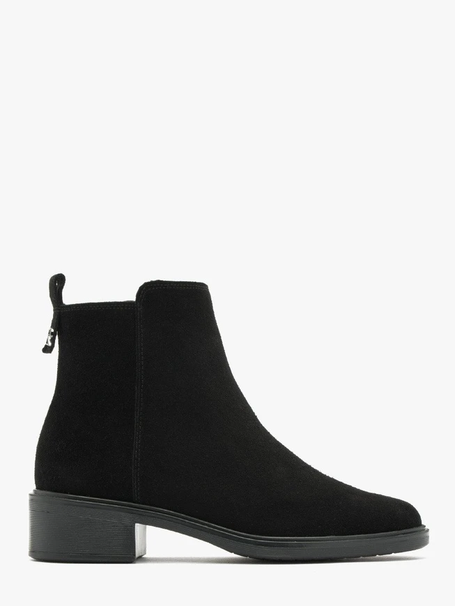 Schwarze Veloursstiefel