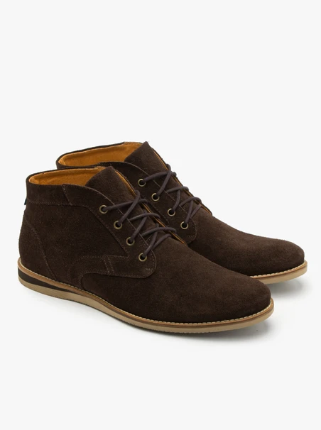 Dunkelbraune Herrenstiefel auf leichter Sohle