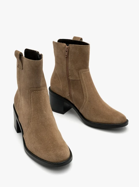 Stiefel mit Sandabsatz