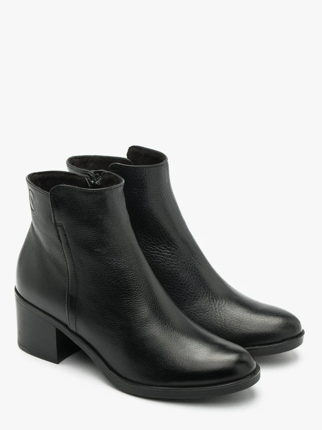 Schwarze hochhackige Stiefel