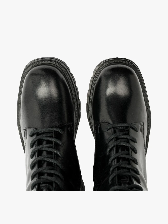 Schwarze isolierte Stiefel mit festem Boden