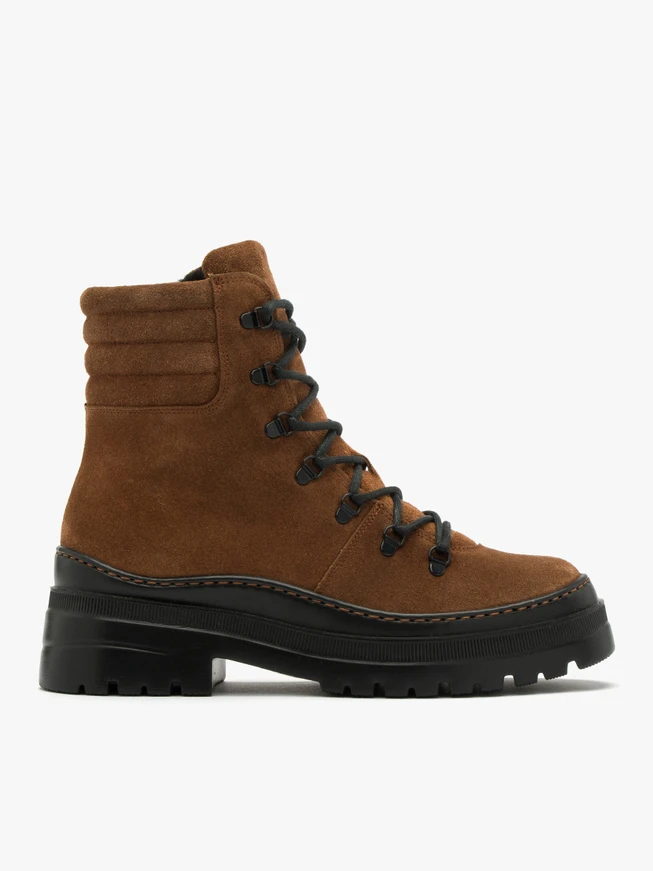 Rote Stiefel mit dekorativer Sohle