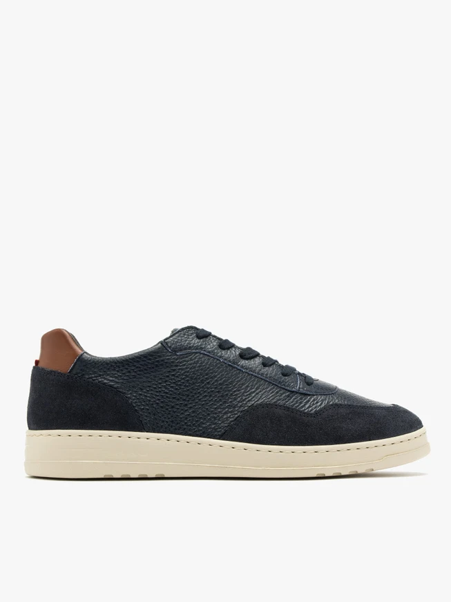 Marineblaue Sportschuhe