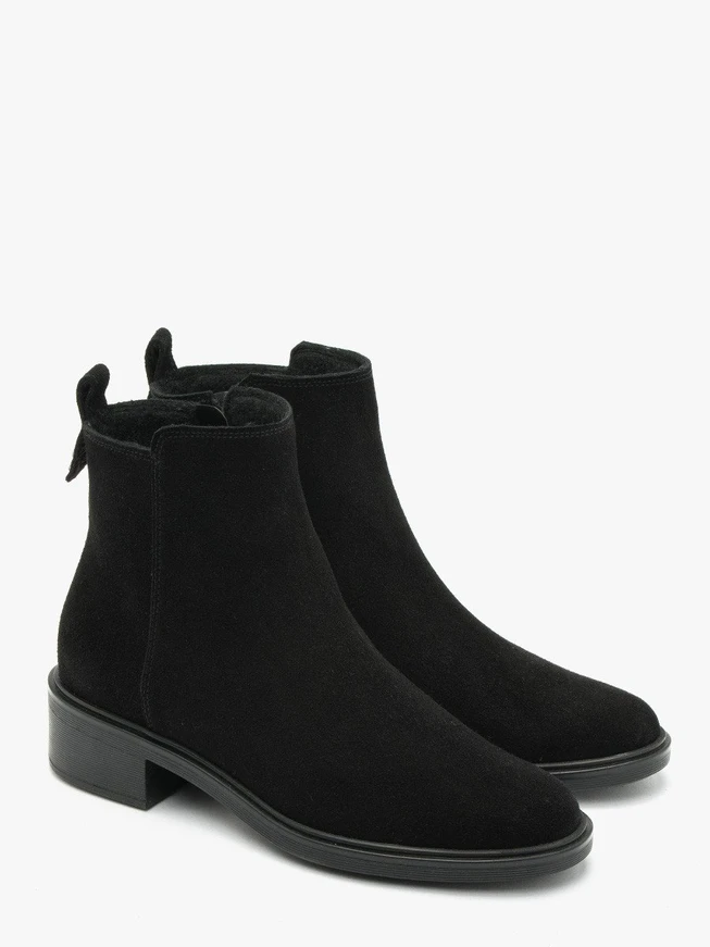 Schwarze Veloursstiefel