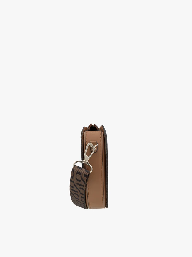 Braune Tasche mit Logo am Gurt