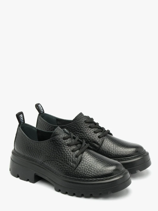 Schwarze Halbschuhe auf leichter Sohle