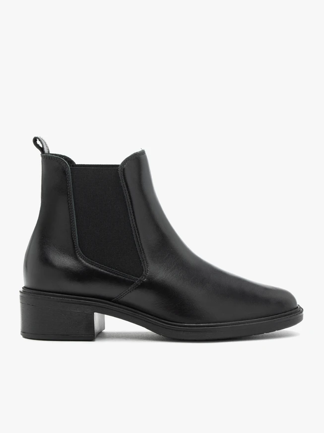 Black low-heel Chelsea boots