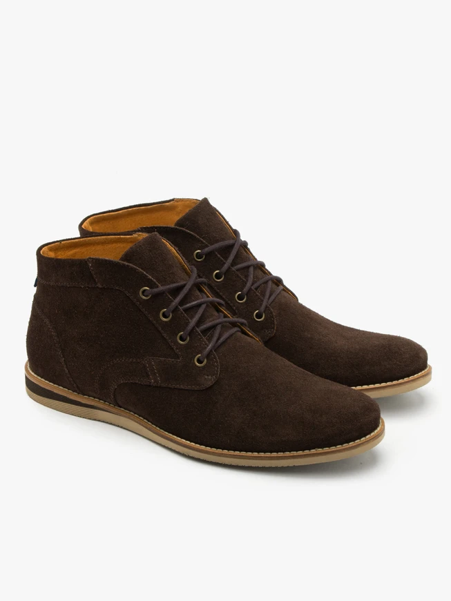 Dunkelbraune Herrenstiefel auf leichter Sohle