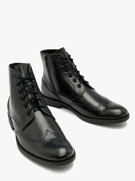 Schwarze Stiefel mit dekorativen Perforationen auf dem Schaft