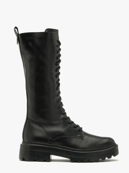 Hohe schwarze Stiefel, isoliert mit natürlichem Schafsfell