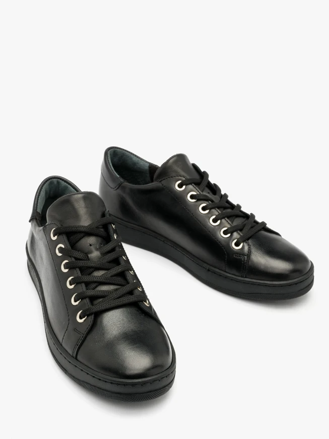 Schwarze halbe Sportschuhe