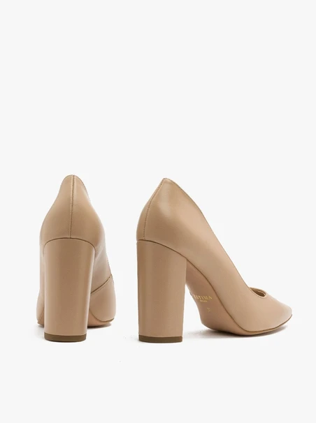 Beigefarbene hohe Stiletto-Pumps